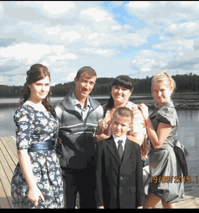 В этот праздничный день Александра Нуреева поздравляет супруга Сергея, с которым они вместе уже 23 года!
"Он самый лучший отец, "- с гордостью говорит она.