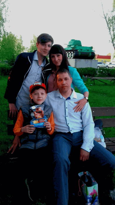 Тёма и Ваня Николаевы поздравляют отца Дмитрия с праздником!!! Мы со своим отцом хоть куда, хоть в баню, хоть на рыбалку!!!