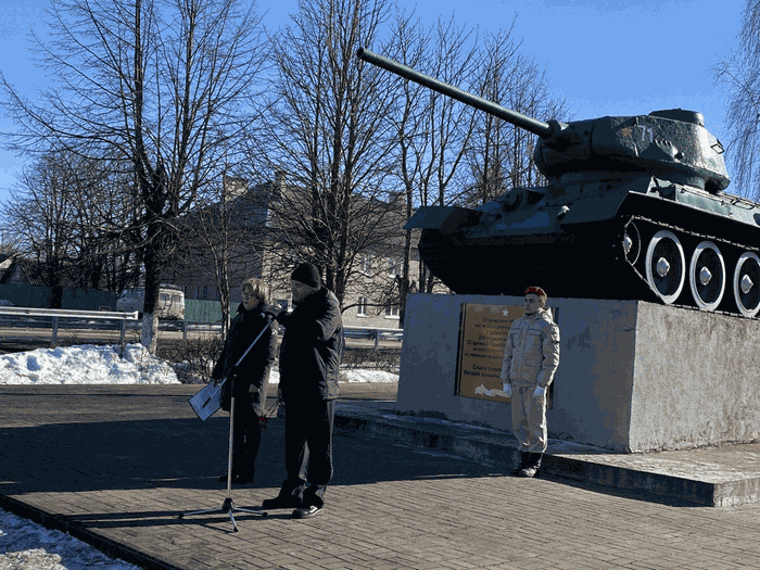 Митинг возле танка.Фото "Граждане Новоржевского края"